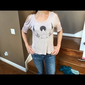 Cold shoulder tee